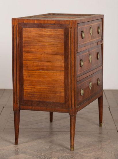 null Veneer marquetry chest of drawers opening with three drawers.
Louis XVI period,
H_86...