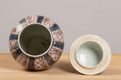 null JAPON.
Vase couvert en porcelaine, la prise formée d'un félin.
XVIIIème siècle.
H_37...