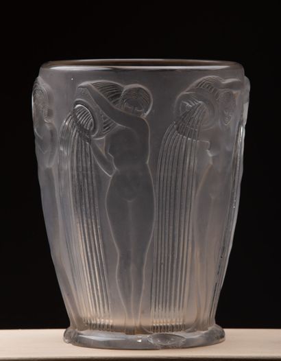 null René LALIQUE. 
Vase modèle "Danaïdes" en verre blanc moulé-pressé satiné.
Nombreux...