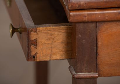 null Small happiness desk in mahogany and mahogany veneer.
Beginning of the XIXth...