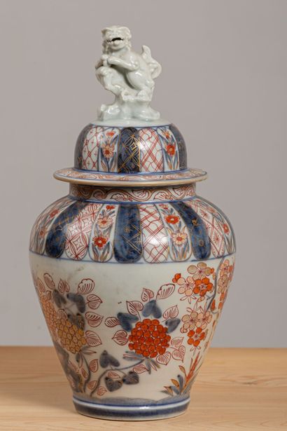 null JAPAN.
Porcelain covered vase, the catch formed of a feline.
XVIIIth century.
H_37...
