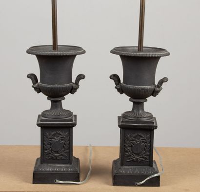 null Pair of cast iron Medici vases, electrically mounted.
XIXth century.
H_72 cm...
