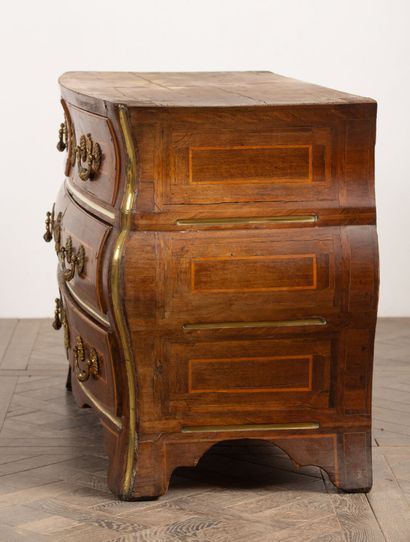 null Curved chest of drawers in veneered wood marquetry and light wood filet cartouches.
Brass...