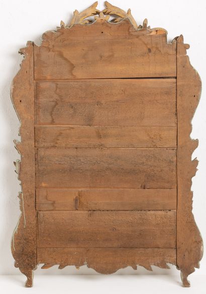 null Grand miroir en bois sculpté, laqué vert et doré
XVIIIème siècle.
H_129,5 cm...