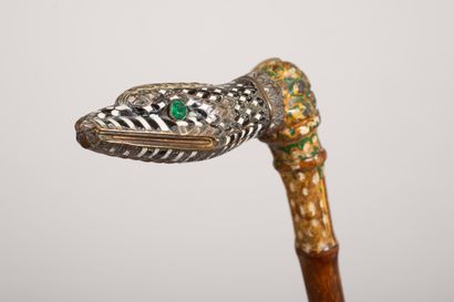 null Ombrelle, la prise formée d'un serpent émaillé aux yeux vert.
Fin du XIXème...