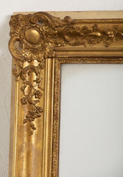 null Miroir rectangulaire en bois et stuc doré à décor de médaillons et rinceaux.
Fin...