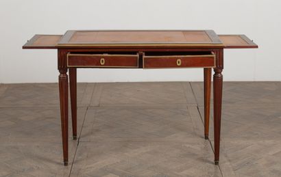 null Small flat desk in natural wood, the feet fluted and gilded.
The tray dark brown...