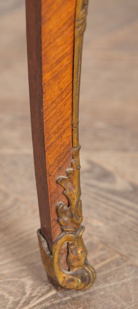 null Petite commode en marqueterie de bois de placage.
Style Louis XV, première moitié...