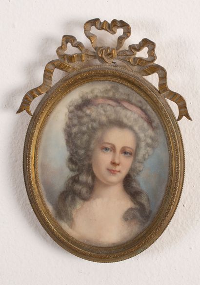 null Portrait de femme au bandeau
Miniature ovale.
Seconde moitié du XIXème
H_12,8...