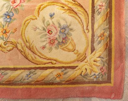 null AUBUSSON.
Tapis en laine polychrome de style Louis XVI.
L_348 cm l_204 cm, ...