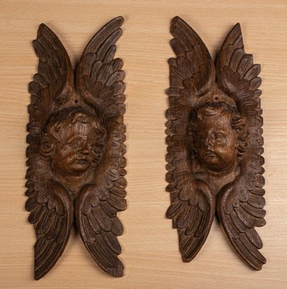 Paire d'anges d'applique en bois sculpté.
XVIIIème...