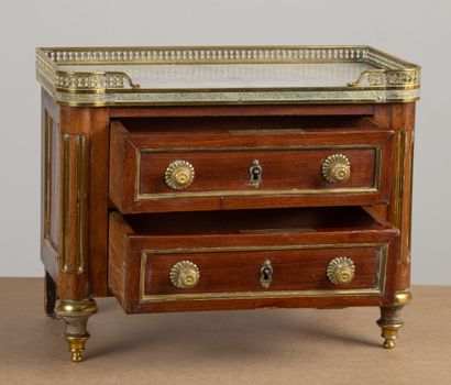 null Mahogany and mahogany veneer chest of drawers, opening with two drawers, openwork...