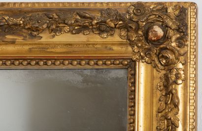 null Wood and gilded stucco mirror with flowered garlands.
Restoration period.
H_148...