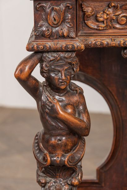 null Meuble cabinet à deux corps en noyer richement sculpté.
Il ouvre par deux vantaux...