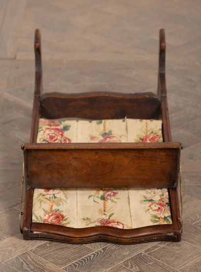 null Devant de feu formant meuble à ouvrages.
XVIIIème siècle.
H_82,5 cm L_41 cm...