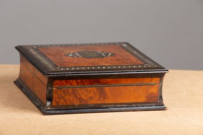 null Jewelry box in marquetry of wood veneer.
Period Napoleon III.
H6,6 cm W_20,5...