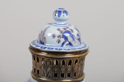 null NEVERS.
Vase couvert en faïence à décor en camaïeu bleu et manganèse de chinois.
XVIIème...