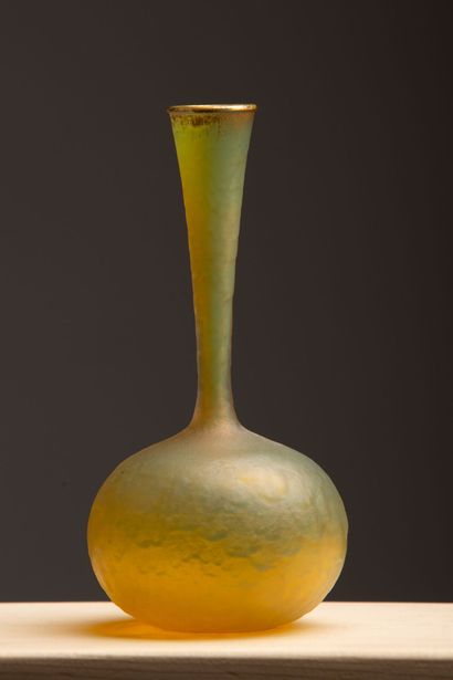 null DAUM Nancy.
Vase soliflore à haut col, en verre jaune légèrement irrisé et dorure.
Signé...