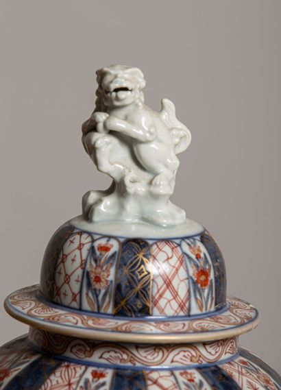 null JAPON.
Vase couvert en porcelaine, la prise formée d'un félin.
XVIIIème siècle.
H_37...