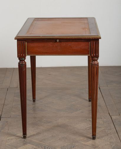 null Small flat desk in natural wood, the feet fluted and gilded.
The tray dark brown...
