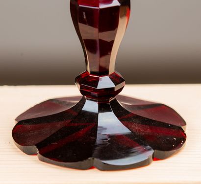 null BOHEME.
Vase cornet en cristal rouge et incolore à décor gravé de scènes cynégétiques.
XIXème...