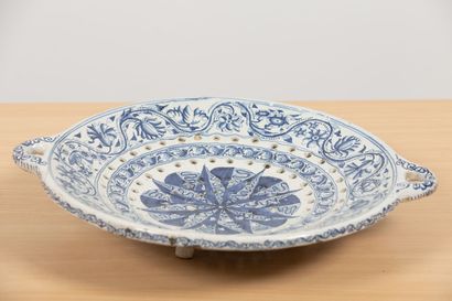 null DELFT.
Large dish drainer with handles in earthenware, decoration in blue monochrome.
It...