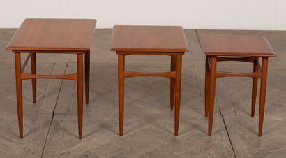 null Kai KRISTIANSEN.
Suite of three nesting tables in teak.
H_47 cm W_58 cm D_39,5...