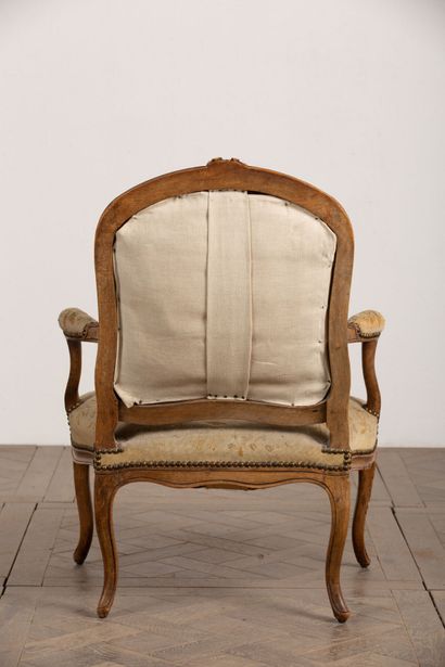 null Armchair with flat back in molded and carved wood.
Louis XV period.
Tapestry...