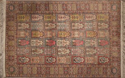 null HEREKE.
Silk carpet with animals and birds in cartouches.
H_189 cm L_125 cm...