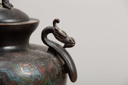 null JAPAN.
Perfume burner with two handles in bronze and champlevé enamels.
The...