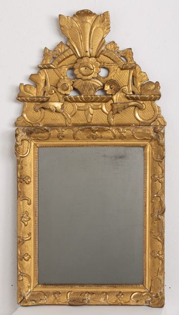 null Miroir à fronton en bois sculpté et doré.
XVIIIème siècle.
H_102 cm L_53 cm,...