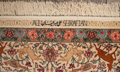 null ISPAHAN. 
Carpet with decoration of riders. 
L_230 cm l_151 cm 