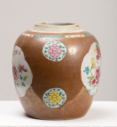 null CHINA.
Porcelain ginger pot, with chocolate background and cartouches of flowers.
XVIIIth...