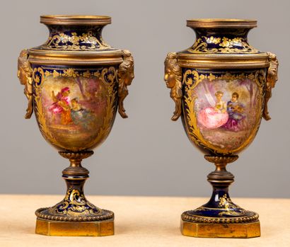 null SEVRES, dans le goût de.
Paire de vases en porcelaine à décor polychrome de...