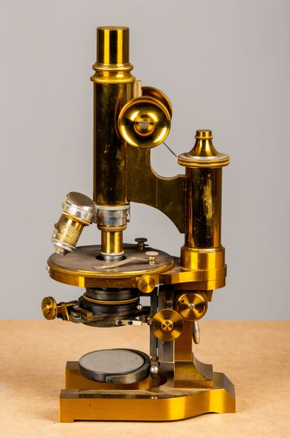 null Ernst LEITZ in WETZLAR and NEW YORK.
Microscope, in its original case, with...