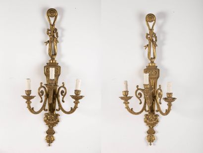 null Pair of important bronze sconces with three lights, held by a bow of ribbons.
Louis...