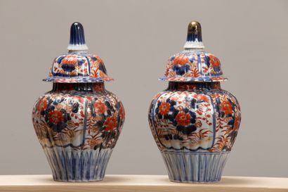 null JAPAN.
A pair of porcelain covered vases with Imari decoration.
XIXth century.
H_22...