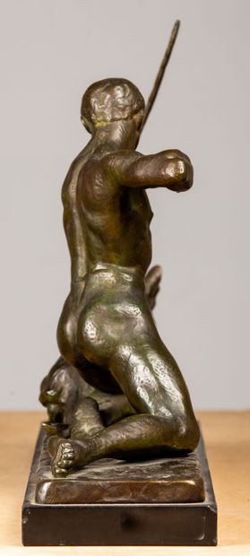 null Louis RICHE (1877-1949). 
Chasseur à l'arc et chien à l'affut. 
Sculpture en...