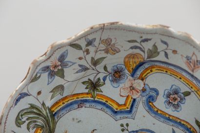 null MOULINS.
Earthenware plate with polychrome decoration of two birds, in a rocaille.
XVIIIth...