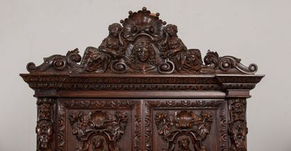 null Meuble cabinet à deux corps en noyer richement sculpté.
Il ouvre par deux vantaux...