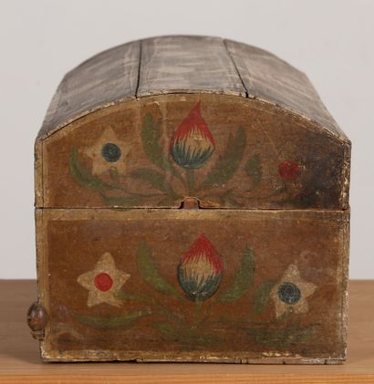 null Norman wedding chest in painted wood.
Normandy, early 19th century.
H_30 cm...