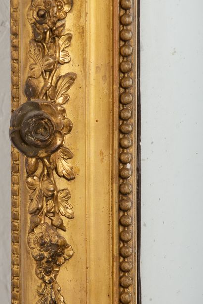 null Wood and gilded stucco mirror with flowered garlands.
Restoration period.
H_148...