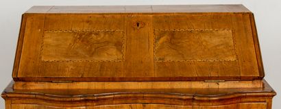null Sloping desk in veneer, decorated with briquettes.
It opens with two drawers,...