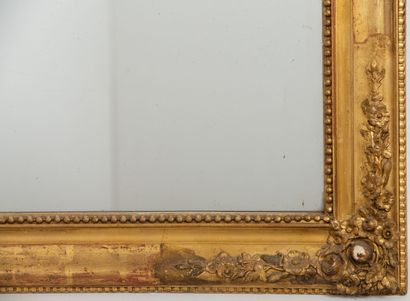 null Wood and gilded stucco mirror with flowered garlands.
Restoration period.
H_148...