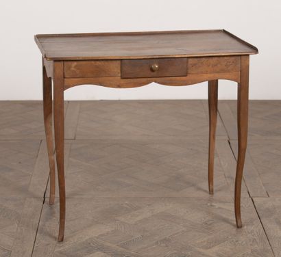 null Table à écrire en bois mouluré, ouvrant à un tiroir.
XVIIIème siècle.
H_73 cm...