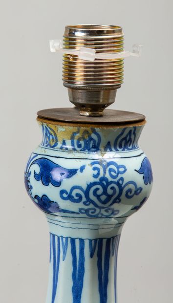 null DELFT.
Vase en faïence à décor en camaïeu bleu de chinois.
XVIIème siècle, monté...