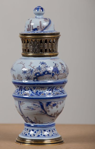 null NEVERS.
Covered earthenware vase decorated in blue and manganese cameo of Chinese.
XVIIth...