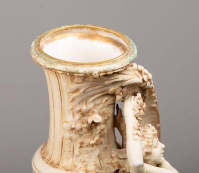 null AMPHORA - TURN TEPLITZ (AUSTRIA).
Paire d'importants vases en biscuit de porcelaine...