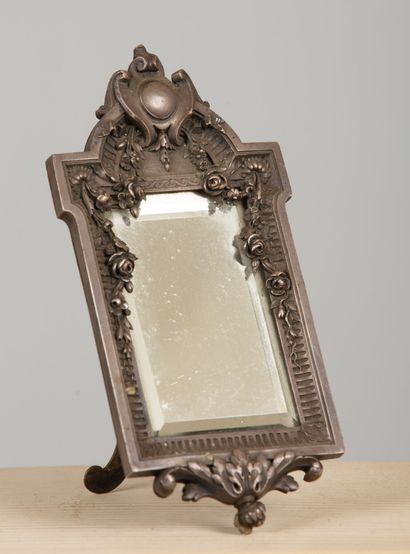 Petit miroir de table en bronze argenté.
Style...