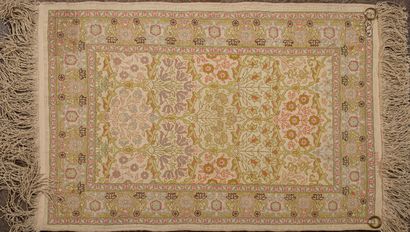 null HEREKE.
Silk carpet decorated with flowering trees on a beige background.
H_72,5...